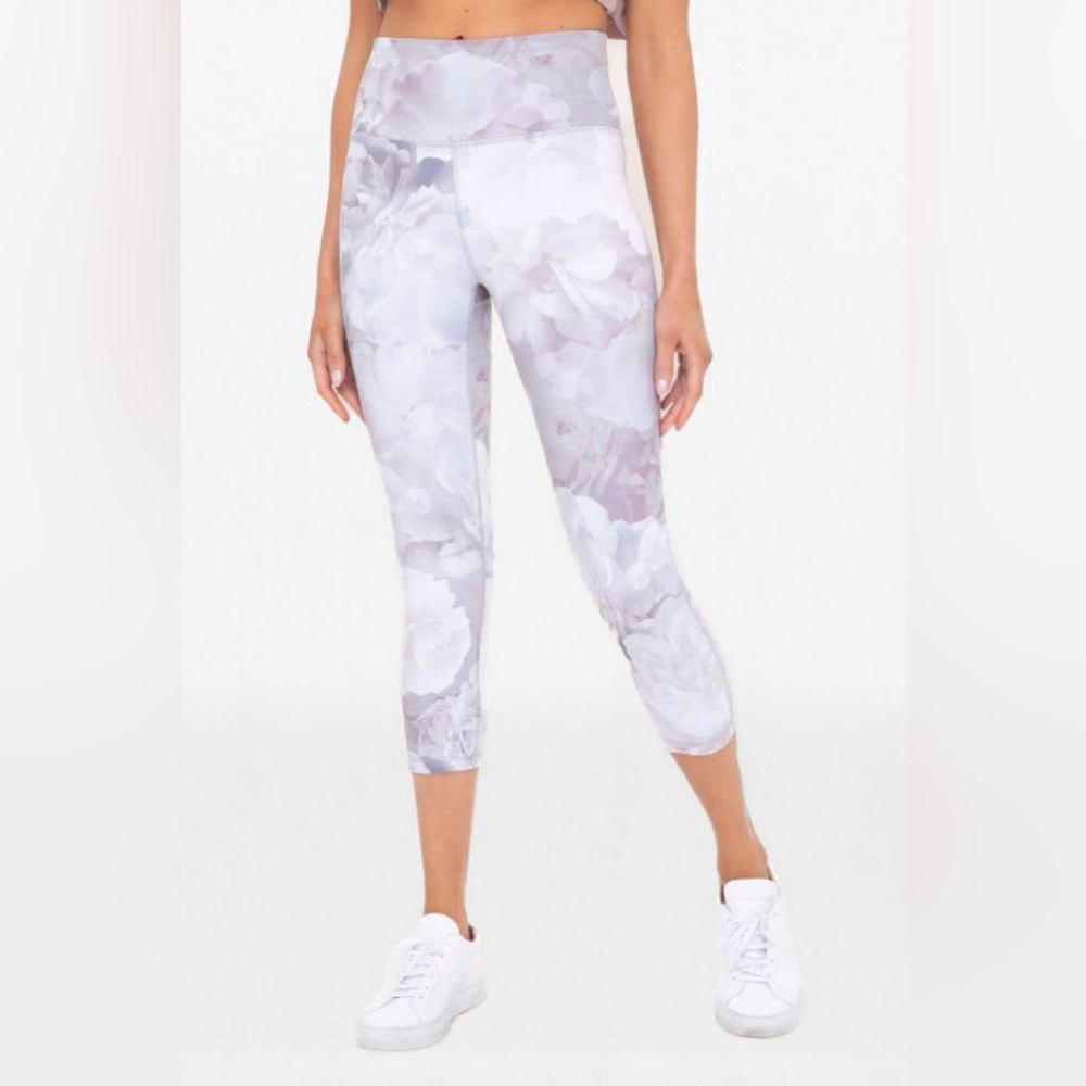 NWT Mono B Winter Blooms High Waisted Capri Leggings Size Small Pastel Floral